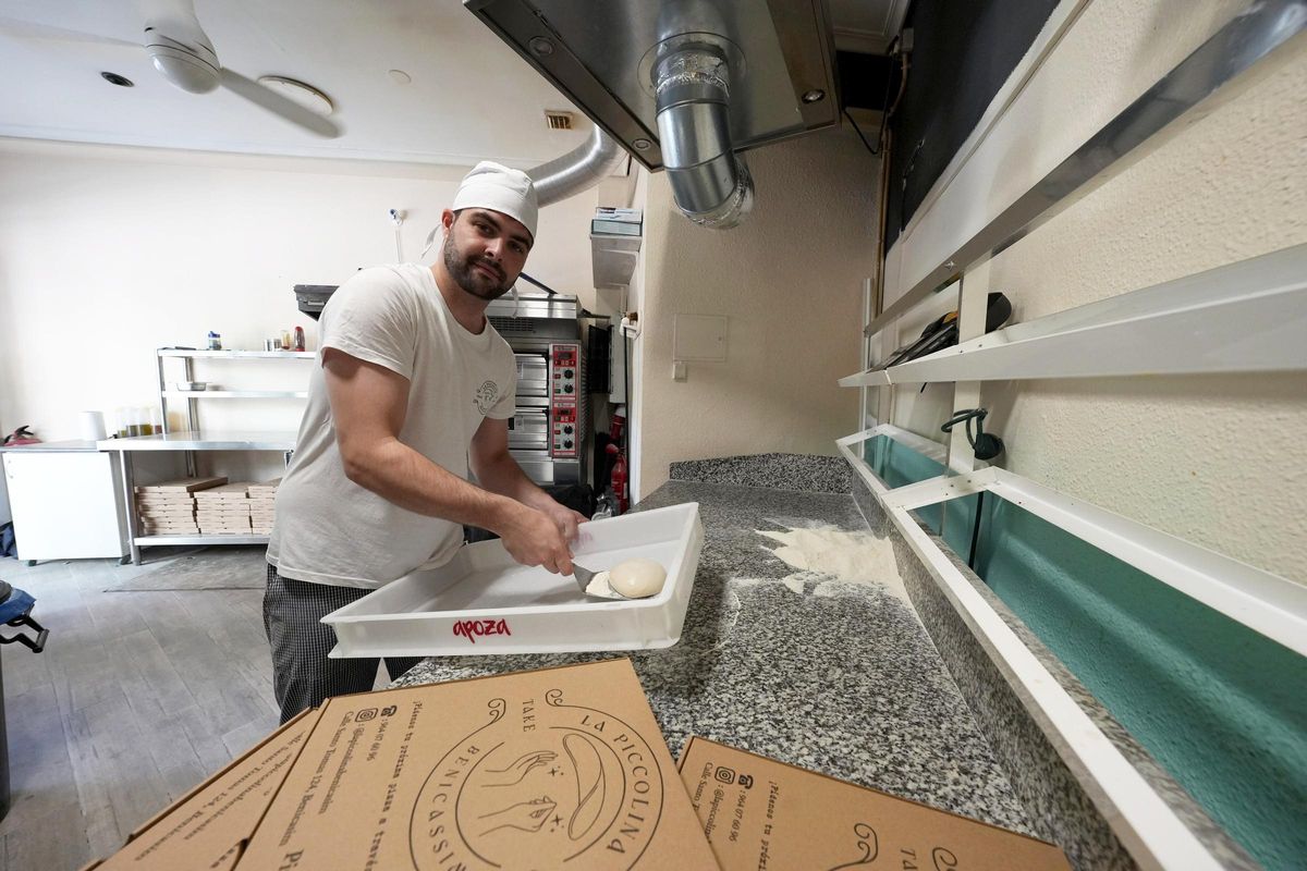 Eric Mayoral en su pizzería de Benicàssim.