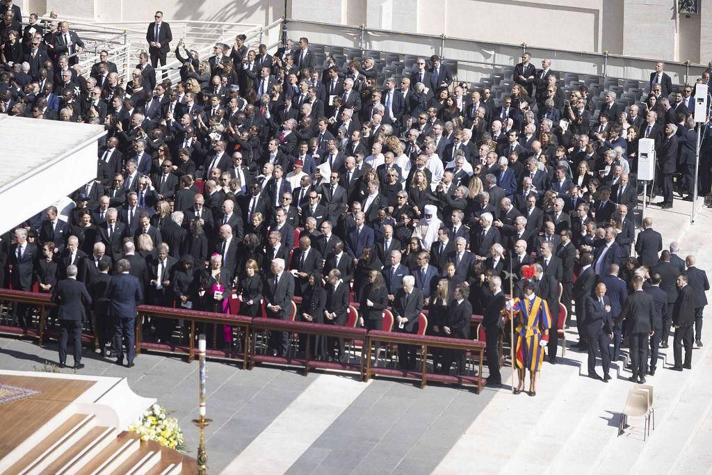 El funeral del papa Francisco en la Plaza de San Pedro del Vaticano, en imágenes