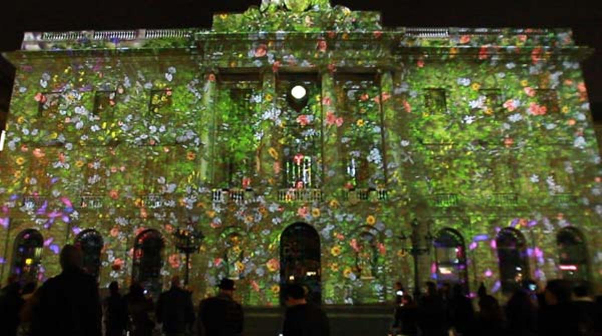 La façana de l’ajuntament, il·luminada per a la ’Festa de la Llum’, una prèvia del muntatge per a les festes de Santa Eulàlia.