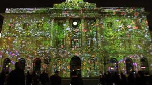 La façana de l’ajuntament, il·luminada per a la ’Festa de la Llum’, una prèvia del muntatge per a les festes de Santa Eulàlia.