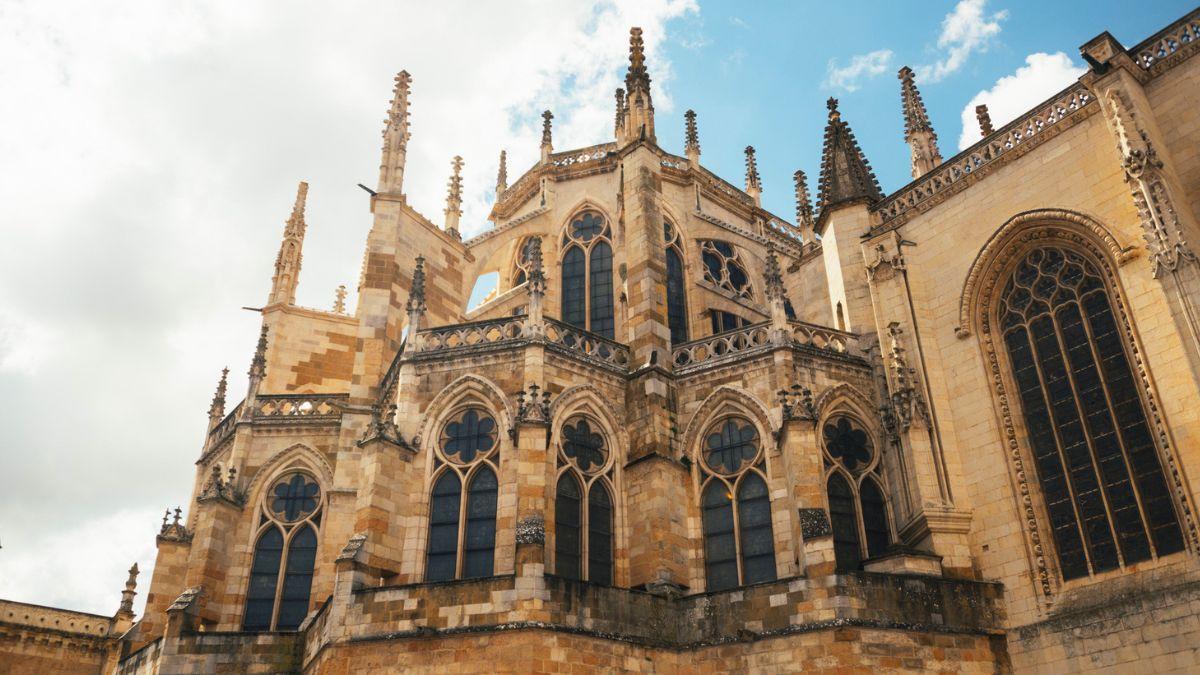 La primera catedral española declarada Monumento Nacional con el mayor conjunto de vidrieras medievales del país