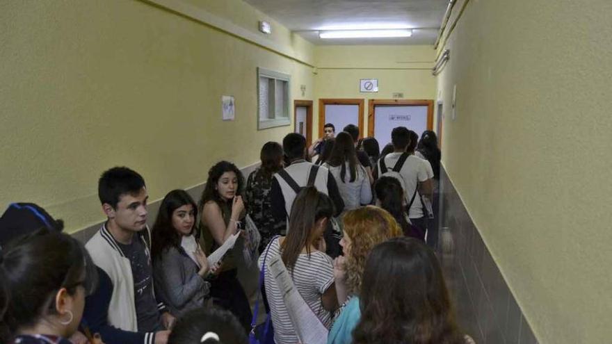 Los jóvenes intercambian impresiones en la cola del pasillo, antes de entrar al aula asignada.