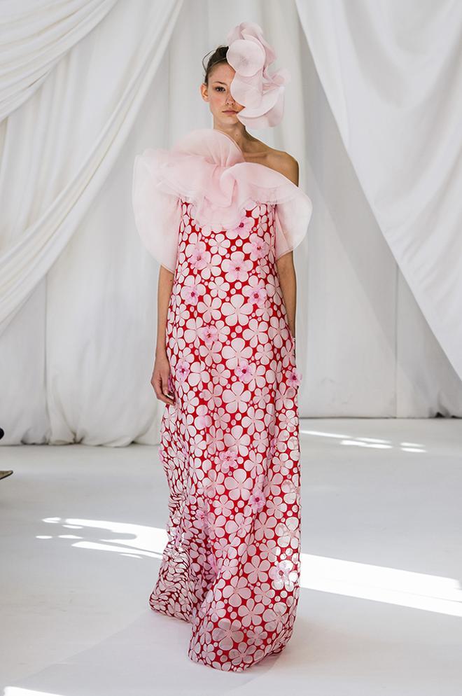 Vestido de flores con escote asimétrico de la colección primavera-verano 2019 de Delpozo