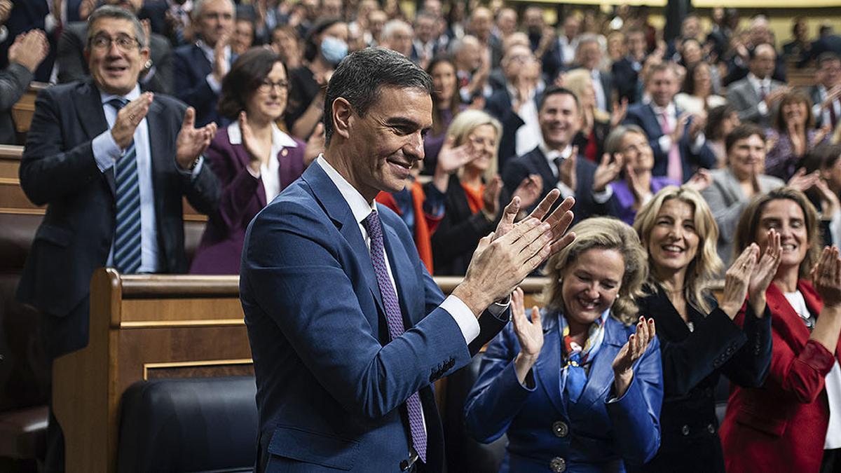 Pedro Sánchez celebra su reelección como presidente del Gobierno tras la segunda sesión de investidura.