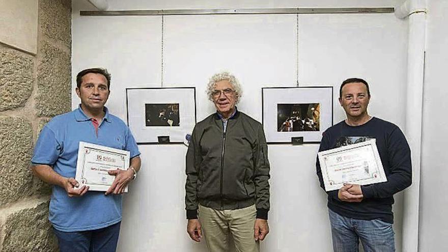 El presidente del Ateneo, con los dos ganadores. // S.A.