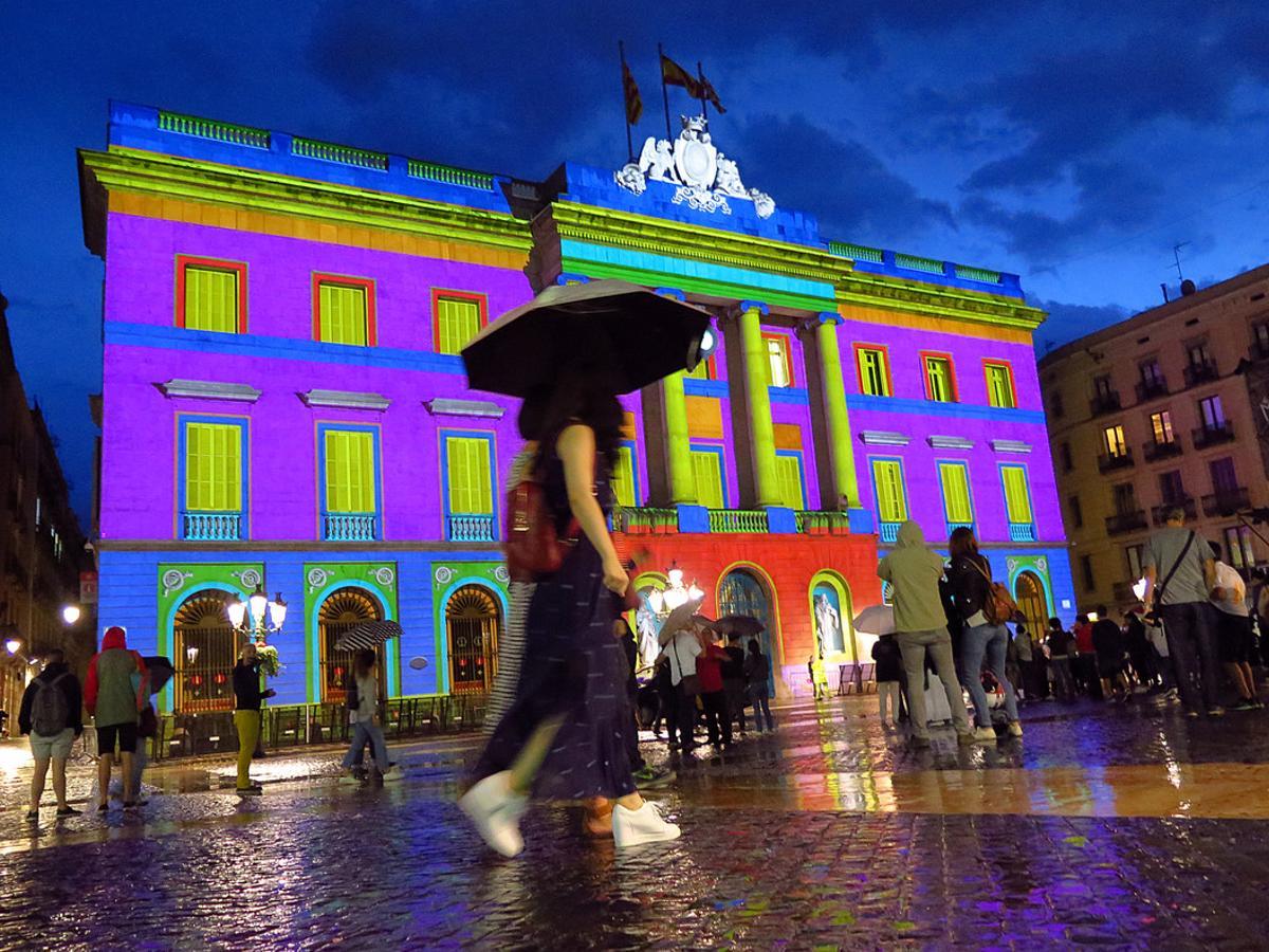 PROYECCIONES SOBRE LA FACHADA DEL AYUNTAMIENTO  CON AMENAZA DE LLUVIA