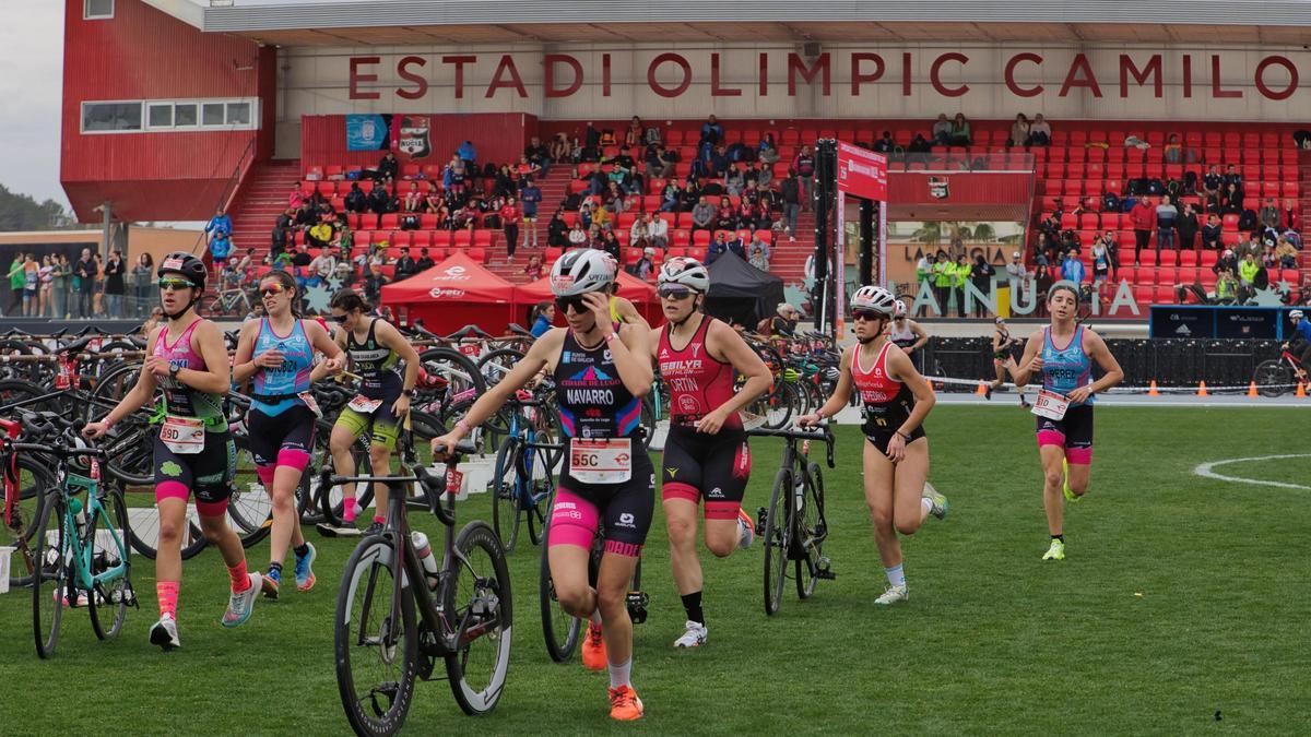 Zona de transición entre carrera y ciclismo, en el cesped del Estadi Olímpic.