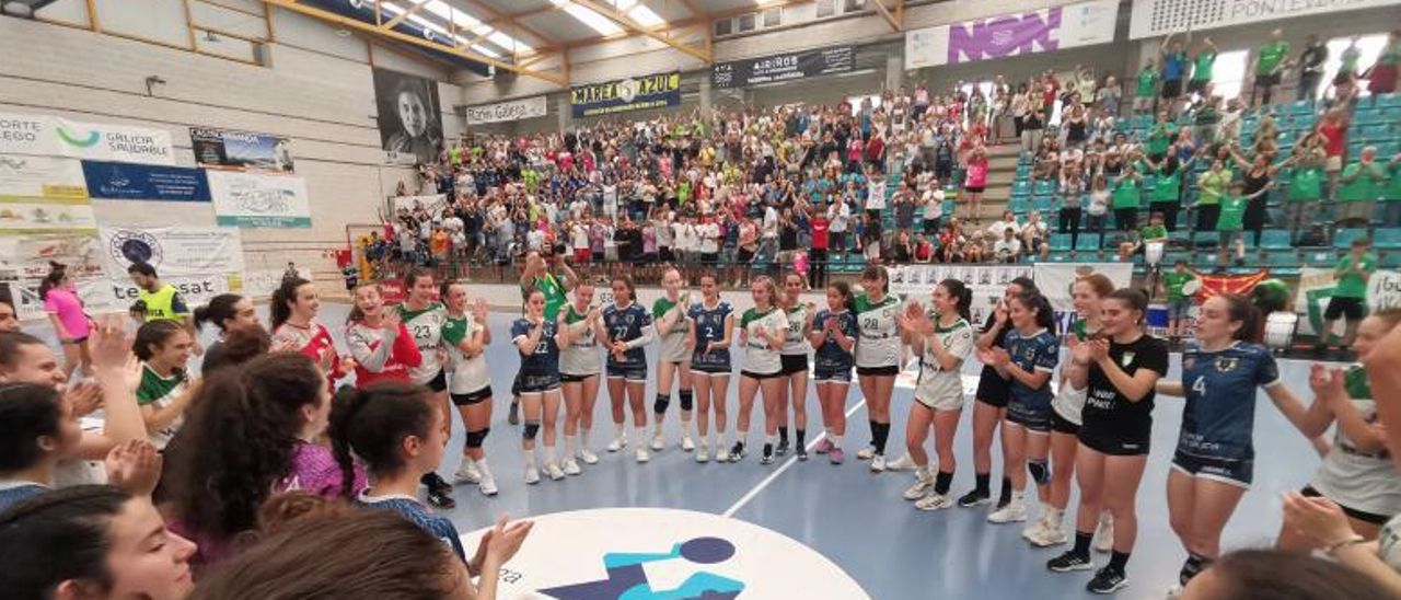 Las jugadoras del Cangas cadete y del Anaitasuna tras su duelo en la Fase Final Nacional. | // S. ÁLVAREZ
