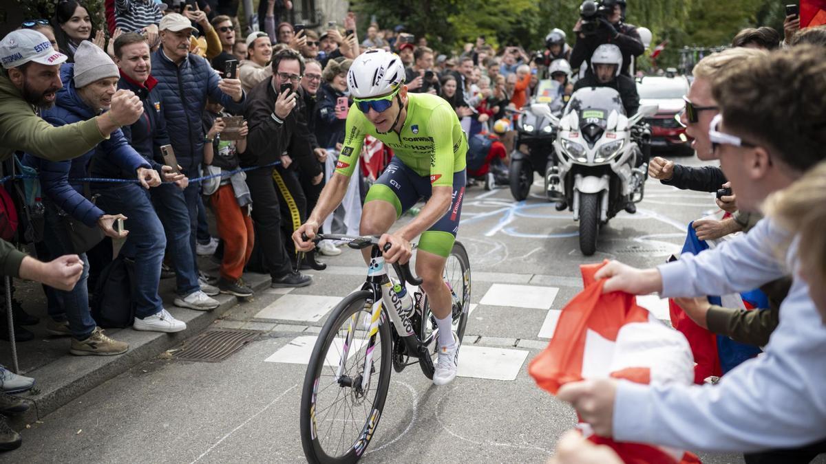 Salvajada de Tadej Pogacar en el Mundial. El vencedor del Tour y del Giro se proclama campeón del mundo después de realizar una locura al atacar a 100 kilómetros de la meta de Zúrich sin respuesta de Remco Evenepoel ni de ningún otro favorito.