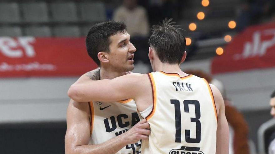 Toni Nakic y Will Falk, en el partido europeo del pasado miércoles. | ISRAEL SÁNCHEZ