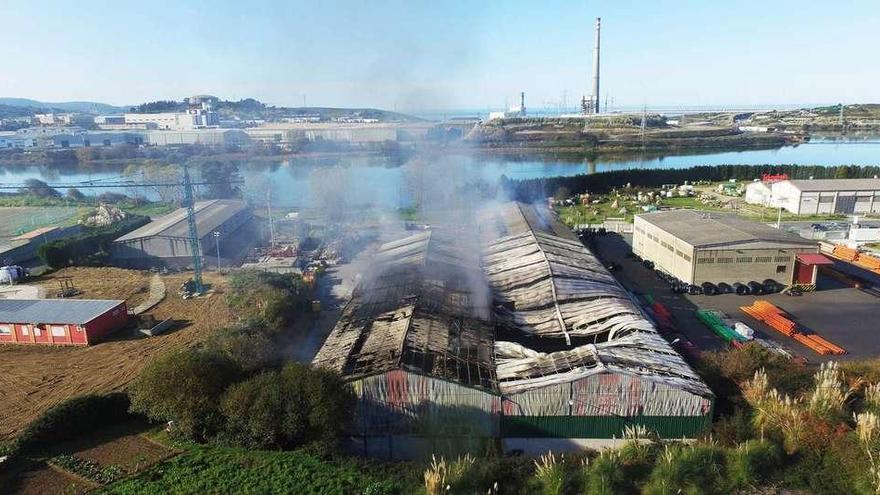 Vista de la cubierta de la nave de Acteco, ayer, que el fuego arrasó durante el pasado fin de semana.