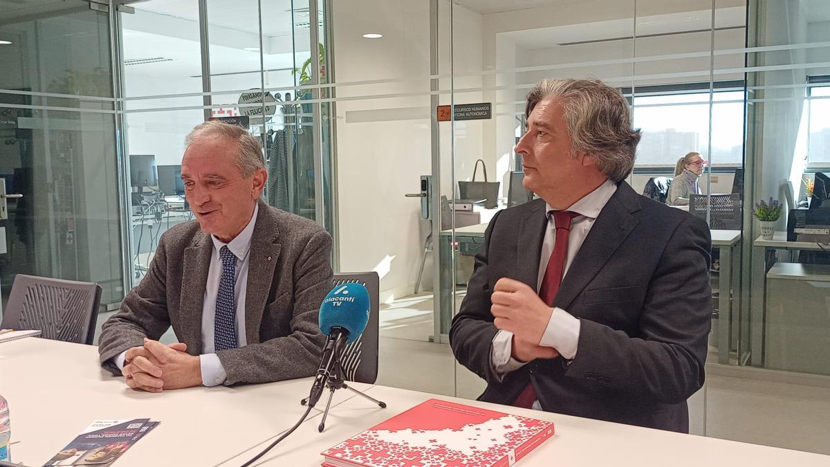 Francisco Galvañ y Martín Sanz con el libro sobre Cruz Roja este martes