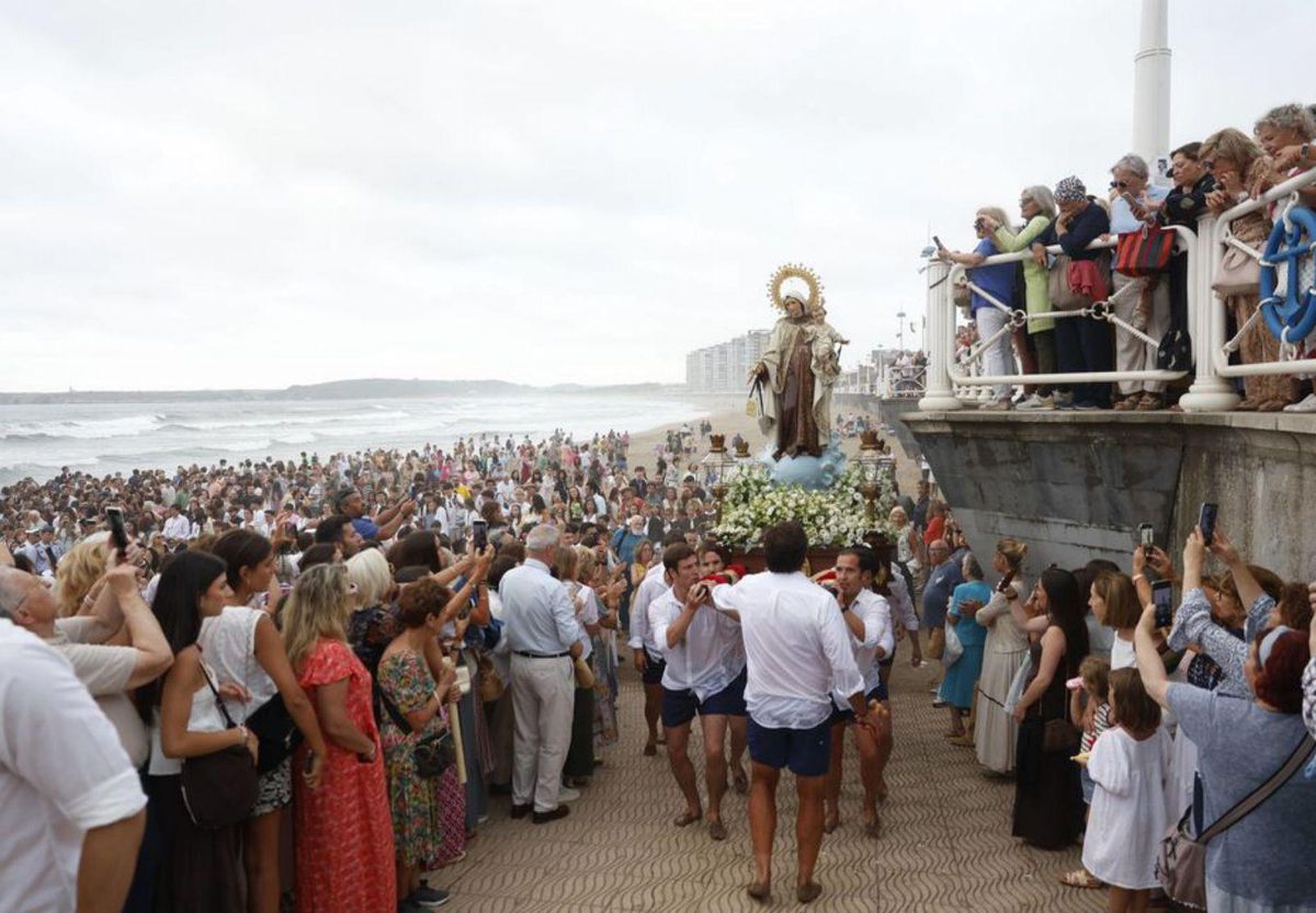De arriba abajo, la llegada de la procesión a la playa en Salinas, con el paseo repleto; el embarque de la Virgen en Avilés; la espera, con móviles, en Luanco; la salida de la procesión desde la iglesia de Santa María y la misa en el muelle del Niemeyer. | MIKI LÓPEZ / M. M.