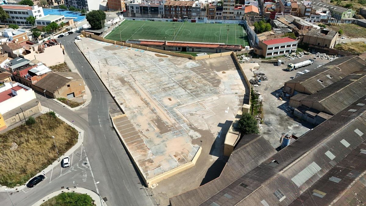Foto aèria del nou pàrquing, al costat del camp de la Cossa, que permet sumar 200 places d’aparcament.