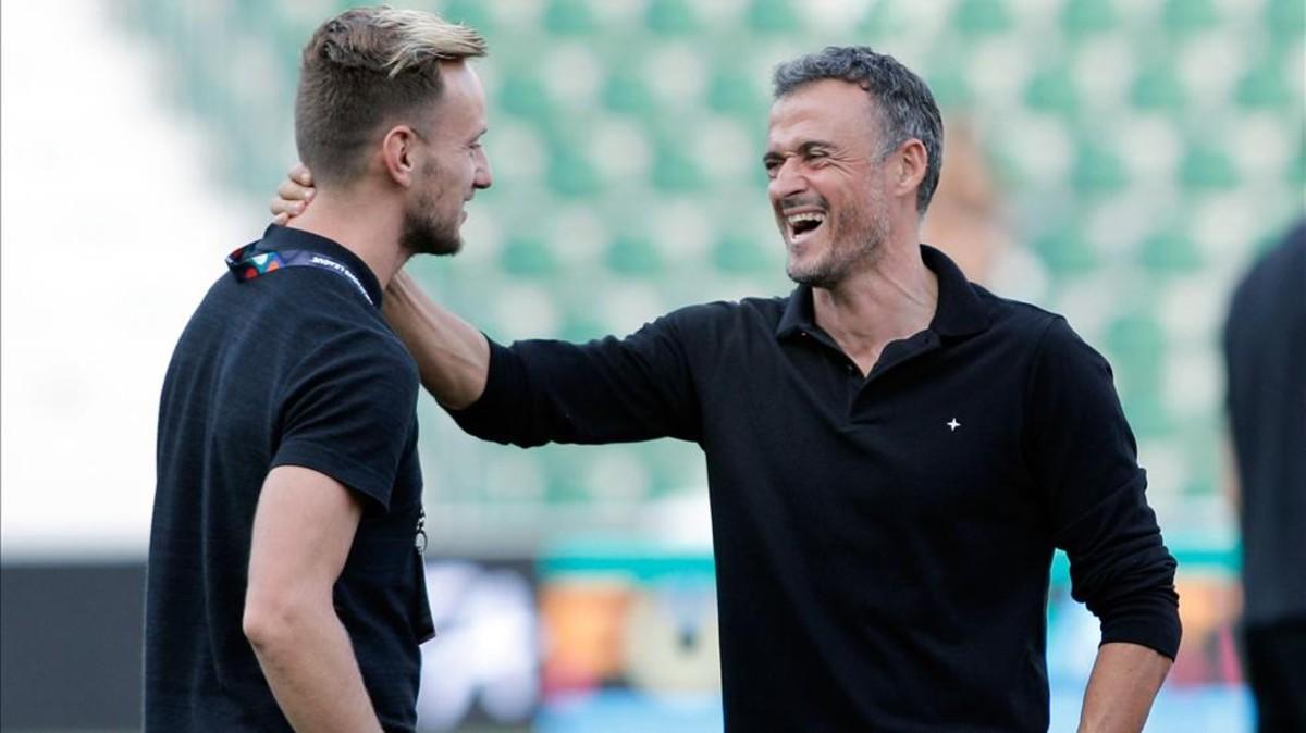 Luis Enrique saluda a Rakitic antes del partido