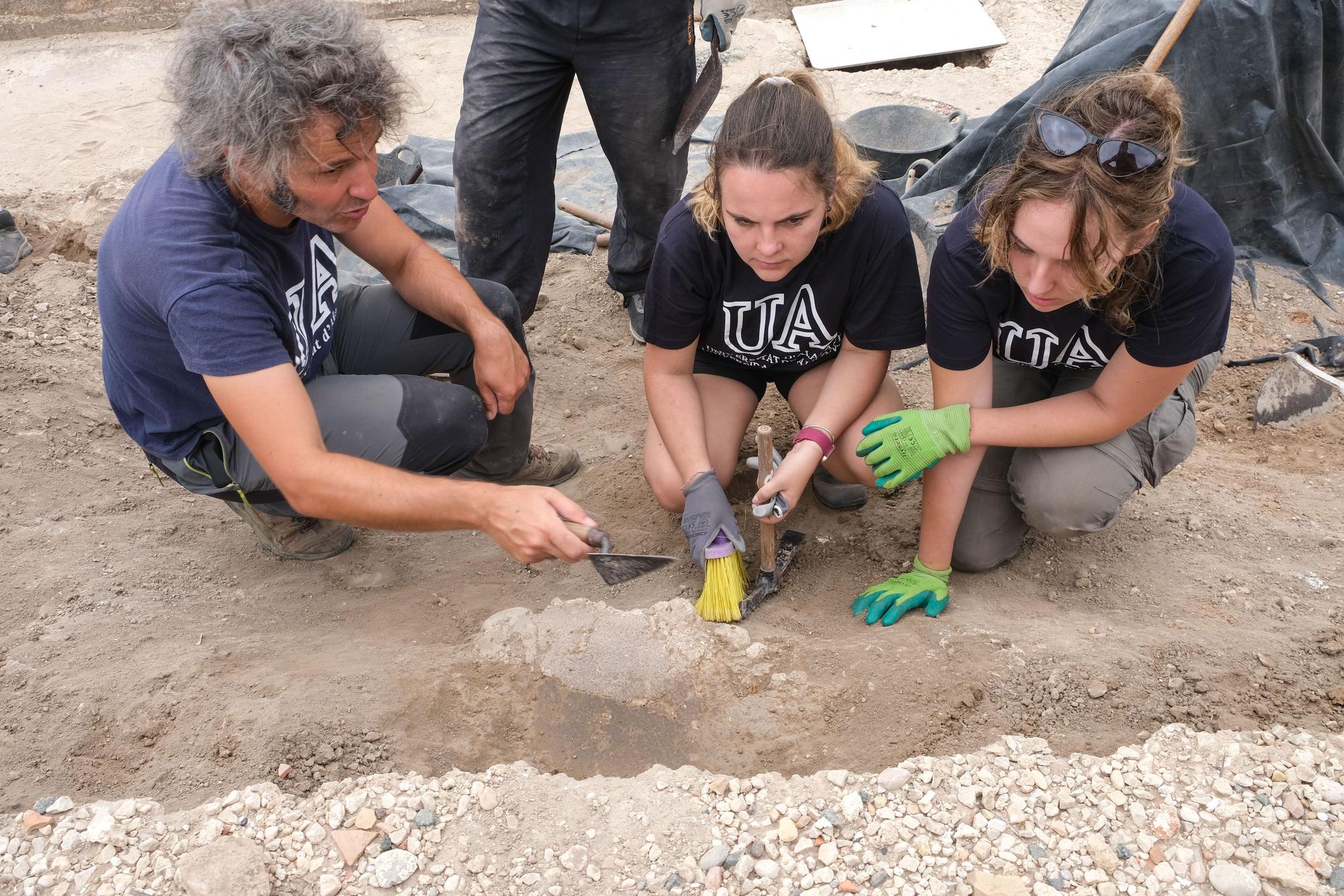 Trabajos en la zona donde se han iniciado las excavaciones para tratar de localizar un acueducto romano.  | ÁXEL ÁLVAREZ