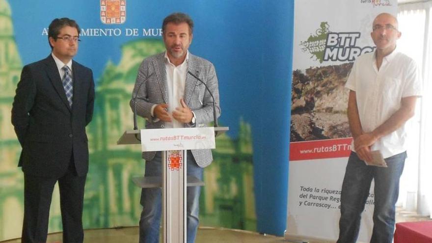 Jesús Pacheco (i), Miguel Cascales y Juan Francisco Cerezo, ayer, en la rueda de prensa.