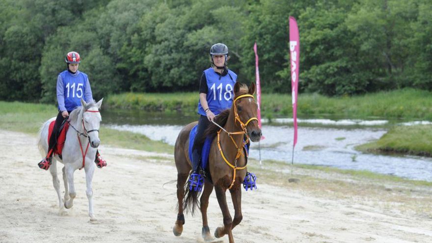 La prueba reunió este año a 35 binomios, con controles veterinarios y cuidados continuos para los caballos. | // BENABÉ/JAVIER LALÍN