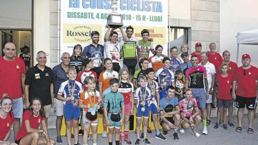 Imagen del podio con los primros clasificados de todas las categorías que compitieron en la primera edición de la carrera de Llubí.