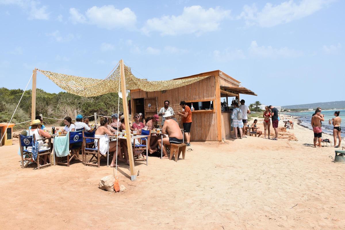 Quiosco en la playa de Migjorn, el pasado verano.