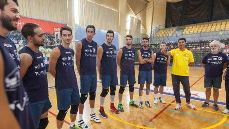 Marcelo de Stefano presenta uno a uno a los integrantes de la plantilla del Ushuaïa Ibiza Voley.