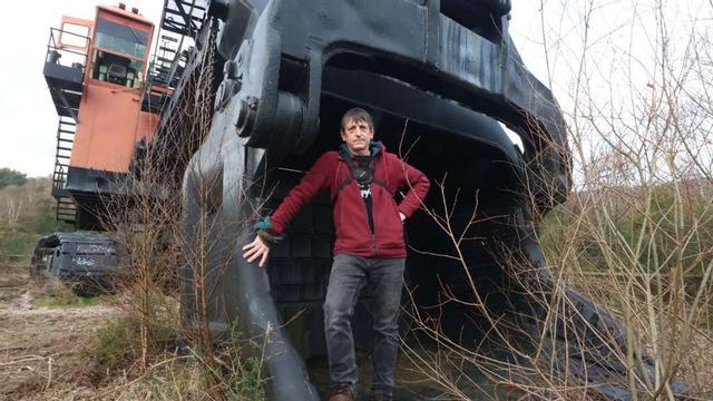 Xosé Bocixa, a carón da súa casa, nas Encrobas. |  Iago López