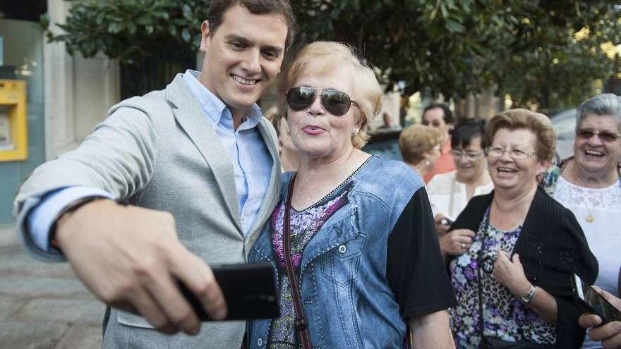 Albert Rivera se fotografía con una viandante en Ourense durante las autonómicas de 2016.