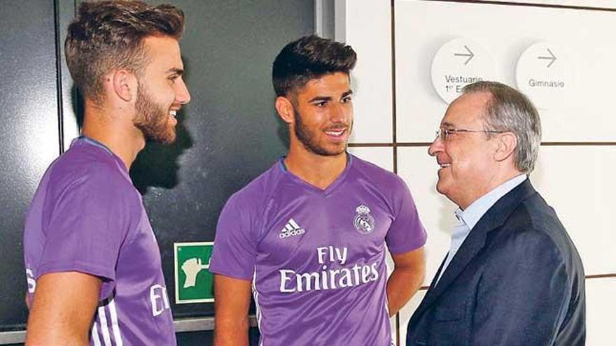 Mayoral y Asensio (centro) conversan con Florentino Pérez.