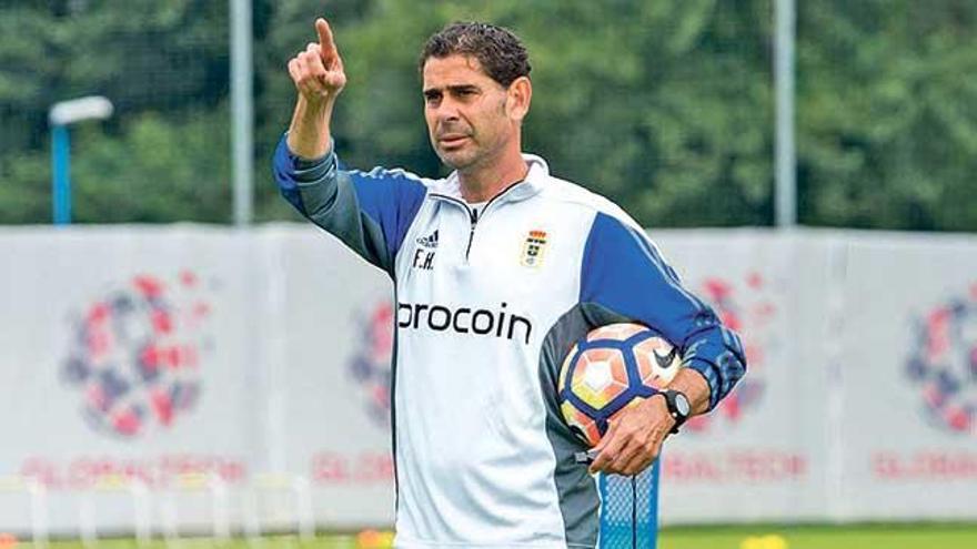 Fernando Hierro dirige un entrenamiento del Oviedo.