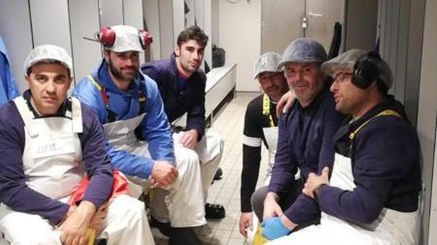 Tripulantes del “Lodairo”, ayer en Svallbard