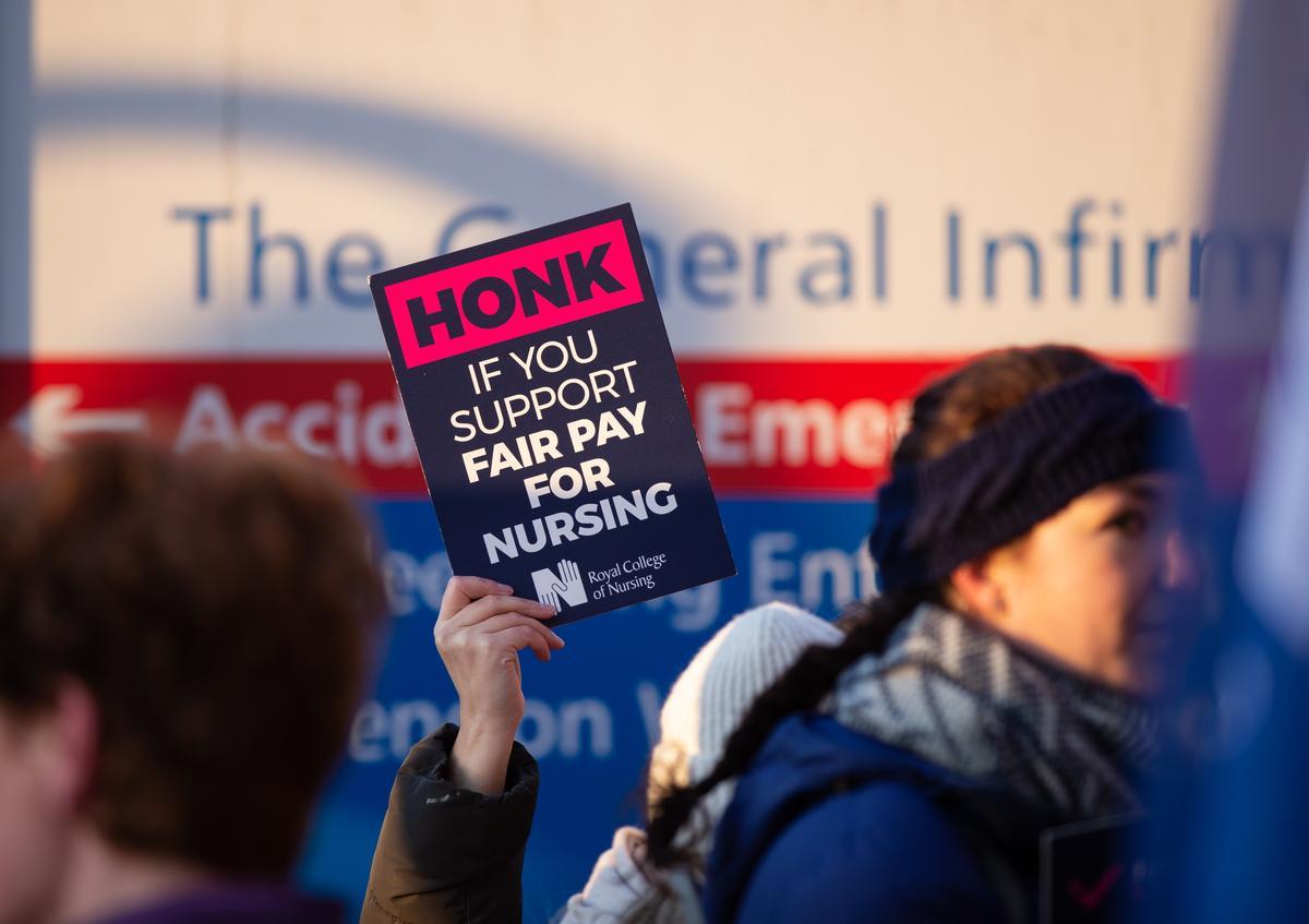 Enfermeras del National Health Service (NHS), el sistema público de salud británico, protestan a las puertas de un centro hospitalario en Leeds, Gran Bretaña.