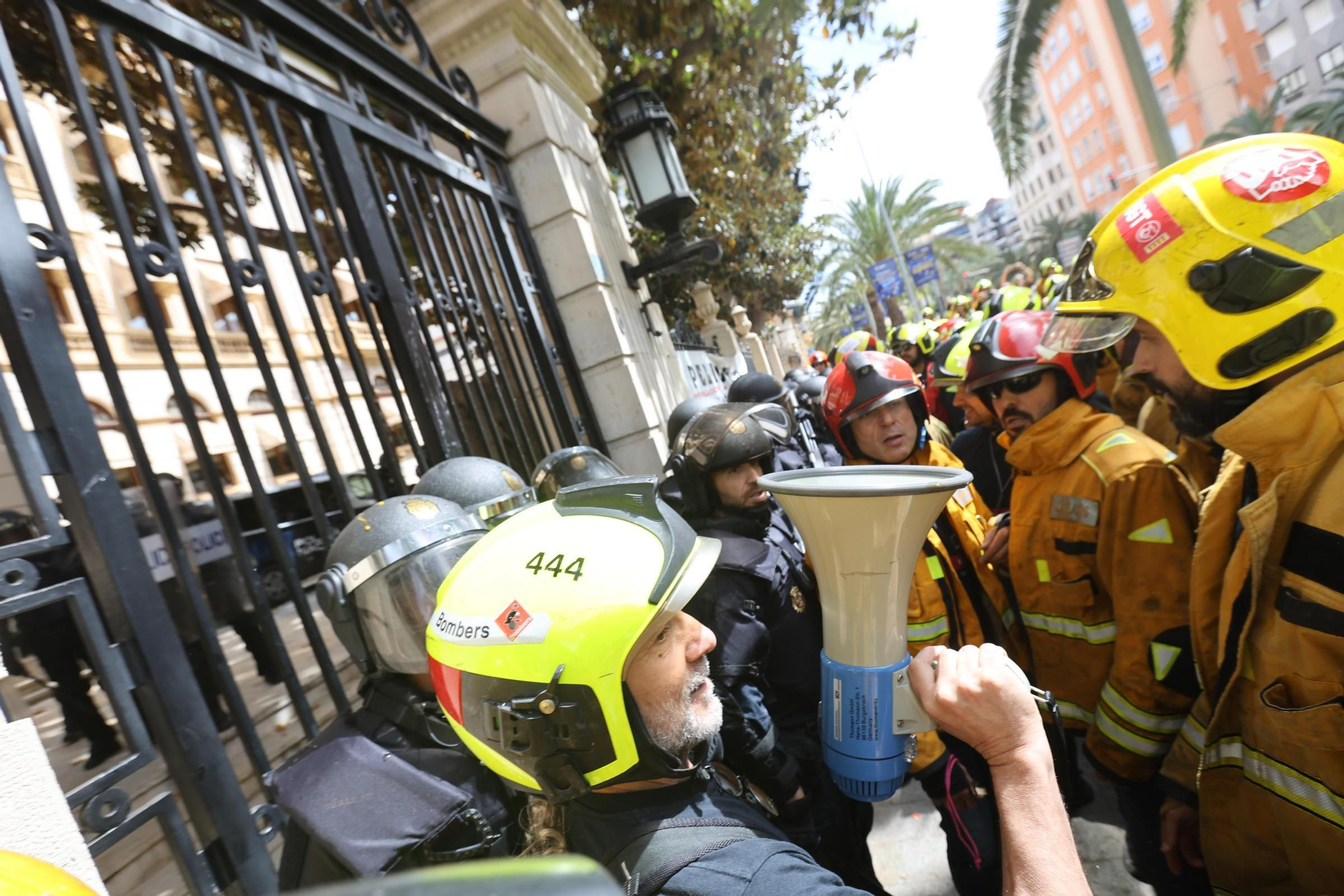 Protesta de los bomberos frente a la Diputación de Alicante