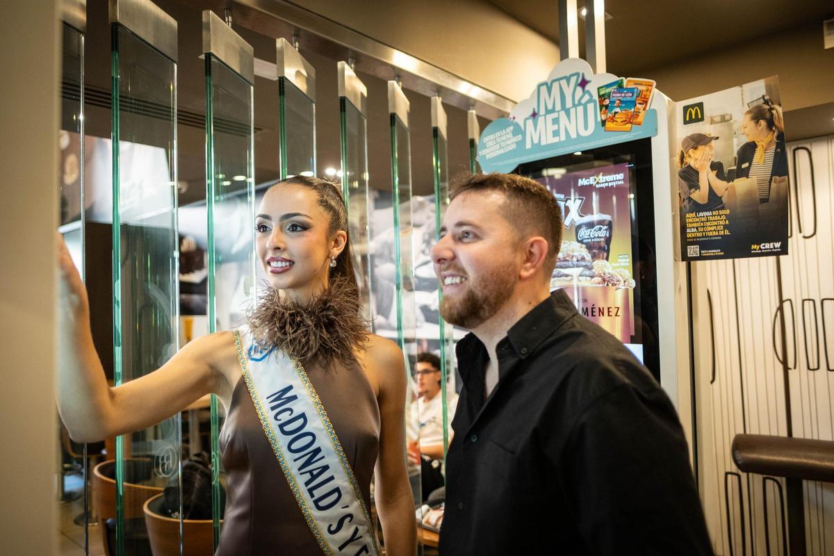 Visita de la candidata a reina de McDonald's y El Día a uno de los restaurantes