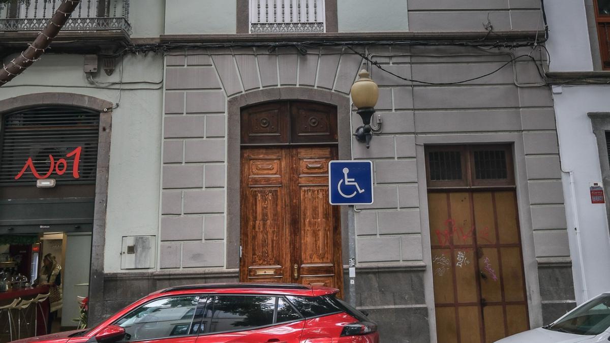 La puerta metálica de la derecha tapa la entrada al antiguo pasadizo.