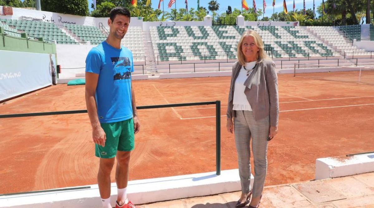 Novak Djokovic y la alcaldesa, en un club de tenis en Marbella. | L.O.