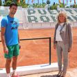Novak Djokovic y la alcaldesa, en un club de tenis en Marbella. | L.O.