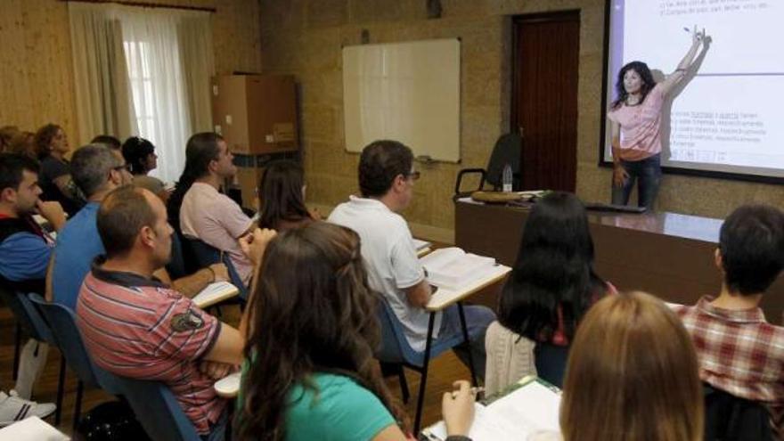 La sala principal del Aula de la UNED en Vigo, ayer, en una de las tutorías.  // José Lores