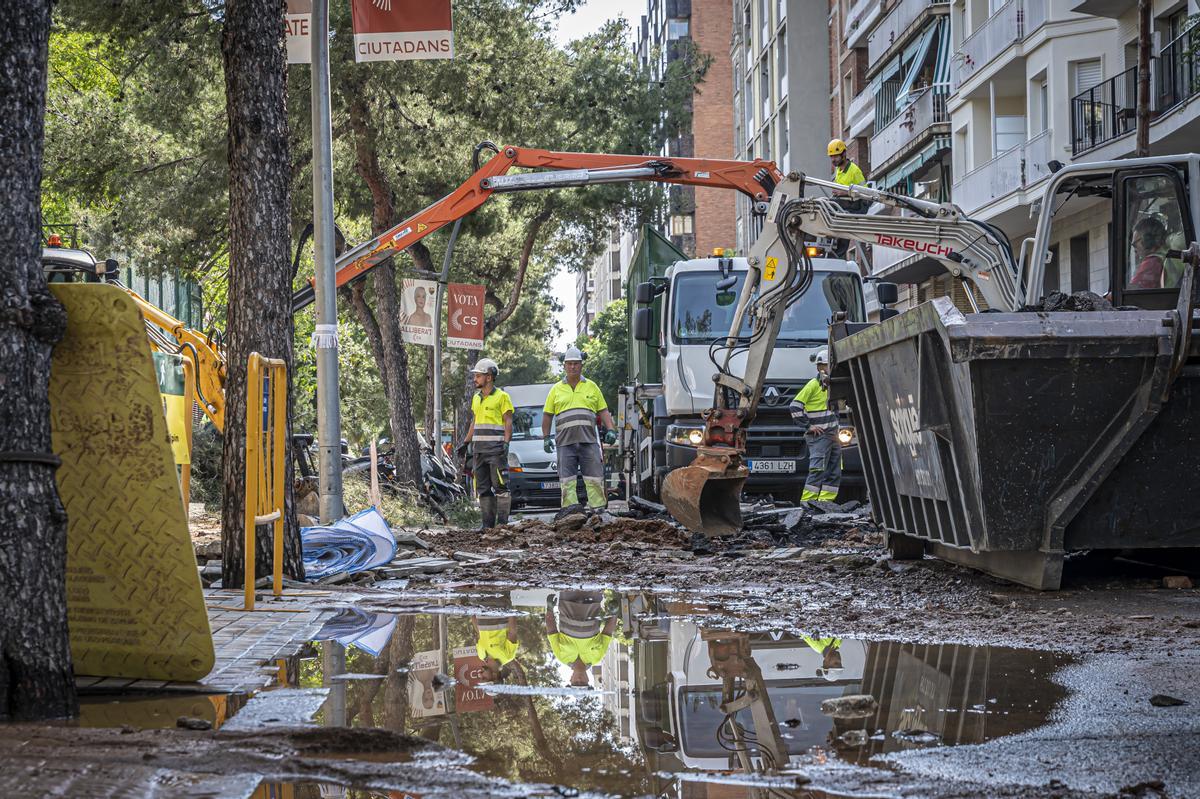 Escape de agua de grandes dimensiones en la avenida Pedralbes con el paseo Manuel Girona de Barcelona