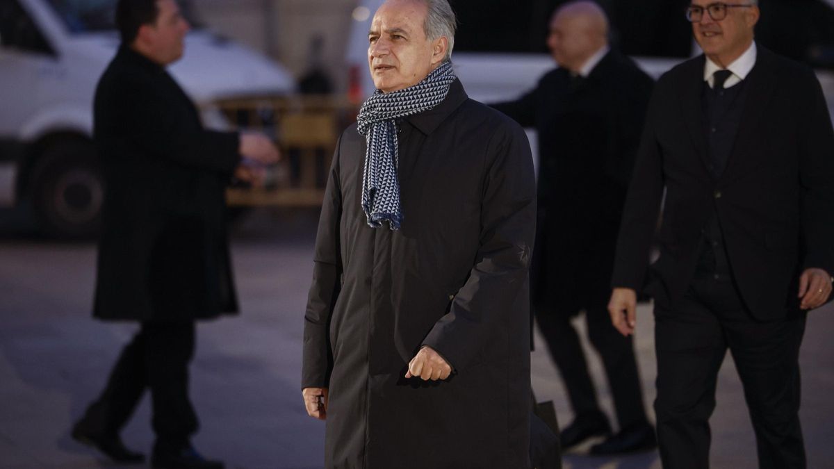 El alcalde de Utiel, Ricardo Gabaldón, a su llegada al funeral por las víctimas de la celebra que se celebró en la catedral de València.