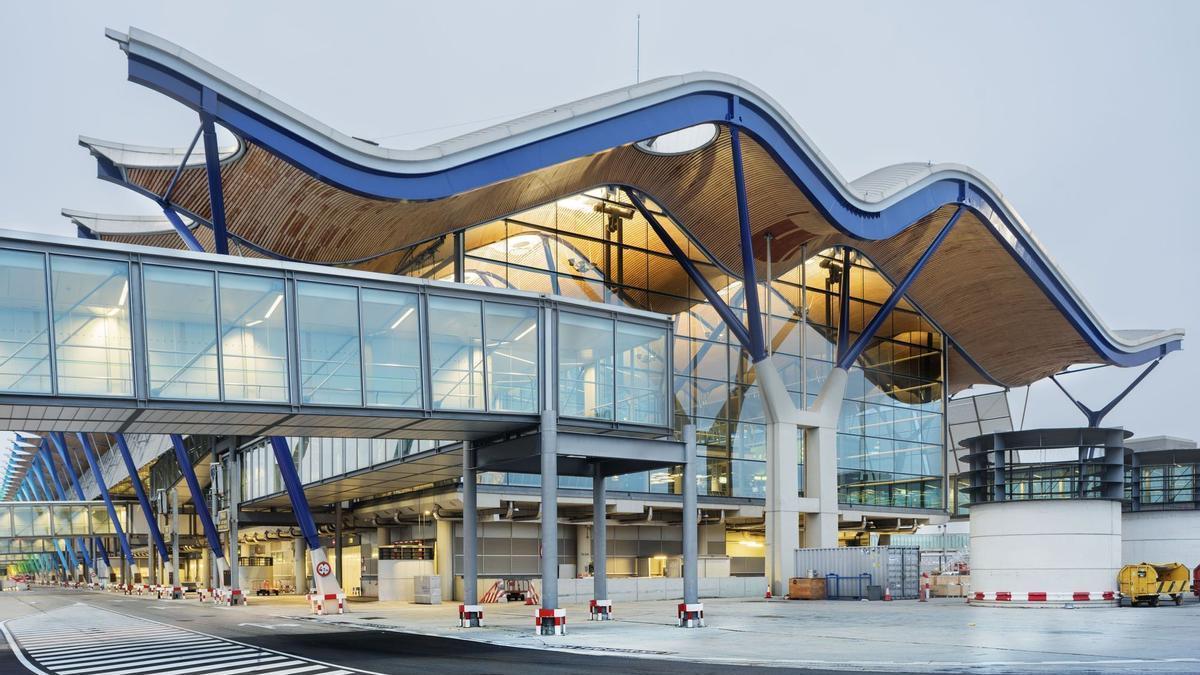 Imagen exterior de la terminal T4 del Aeropuerto Adolfo Suárez Madrid-Barajas.