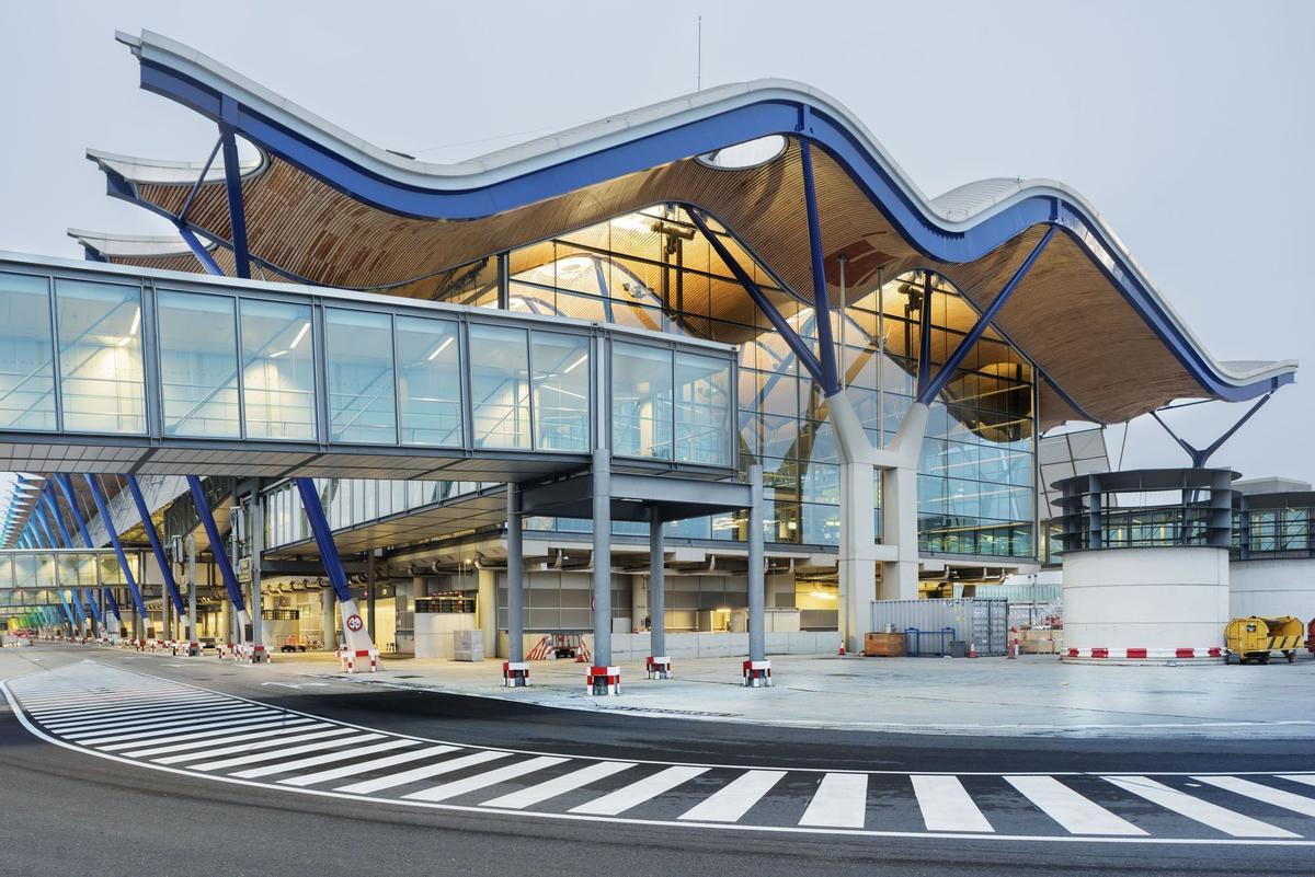 Imagen exterior de la terminal T4 del Aeropuerto Adolfo Suárez Madrid-Barajas.