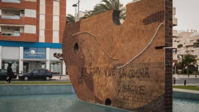 Pintadas con las que amaneció ayer el Monumento al Pescador de El Campello, víctima de la acción de los vándalos.