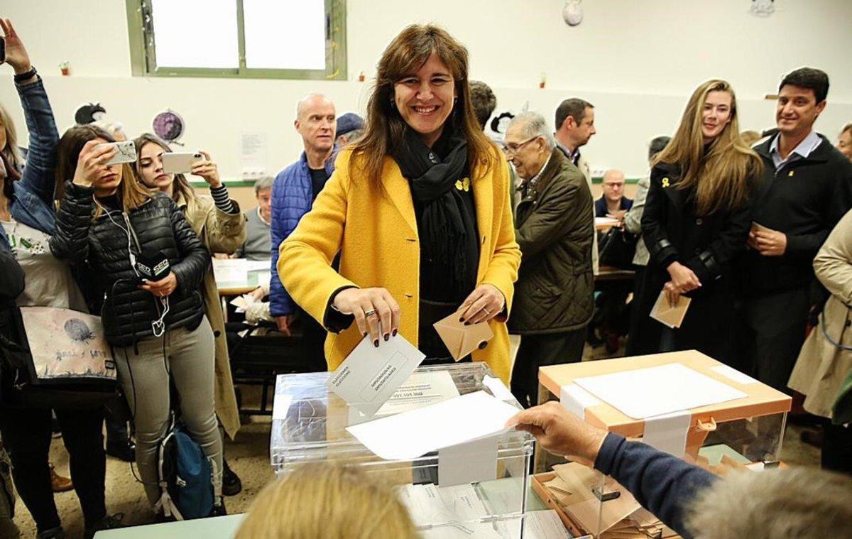 Laura Borràs vota en los Salesians de Sarrià.