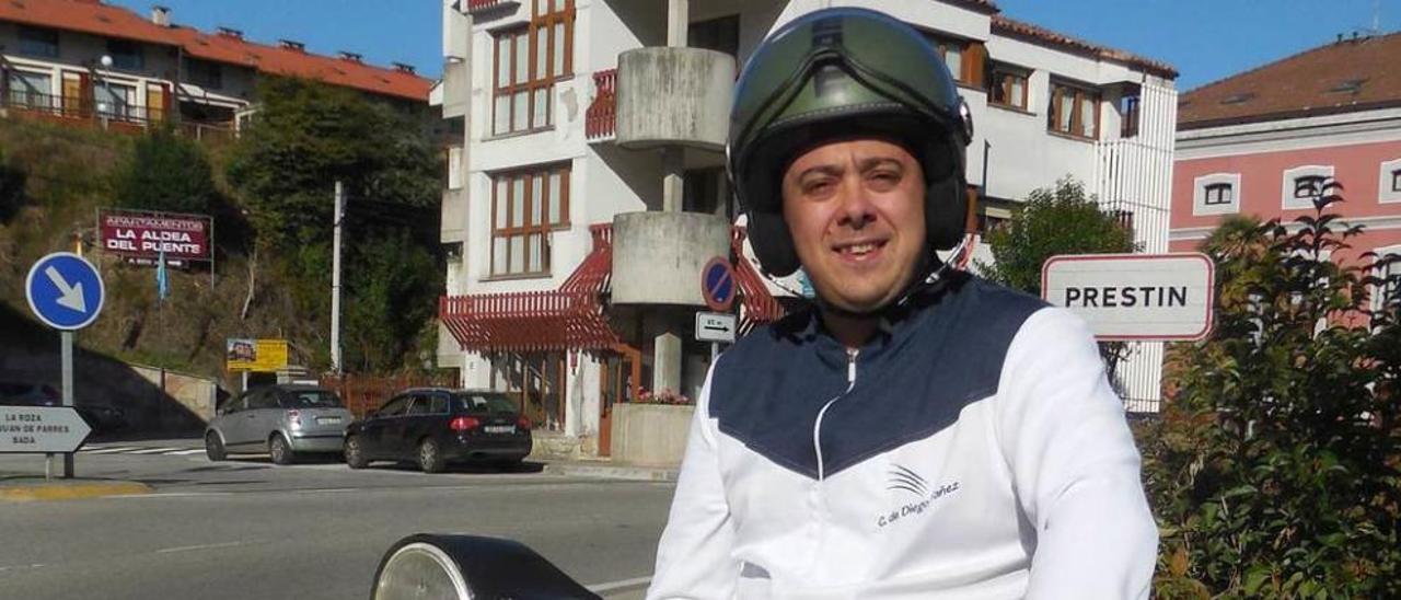 Christian de Diego, en Cangas de Onís, en su peculiar moto.