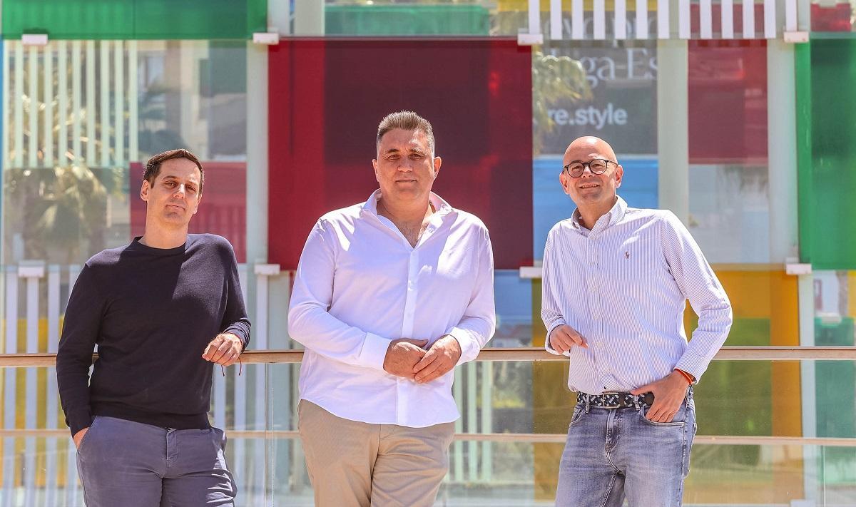 David Lanzas, Juan A. García y Félix Martín Aguilar, de Aliqindoi, en otra imagen tomada en el puerto de Málaga.