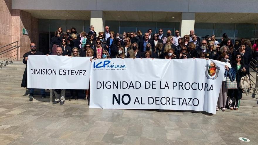 Los procuradores se manifiestan contra el decreto sobre aranceles que &quot;rebaja&quot; sus honorarios