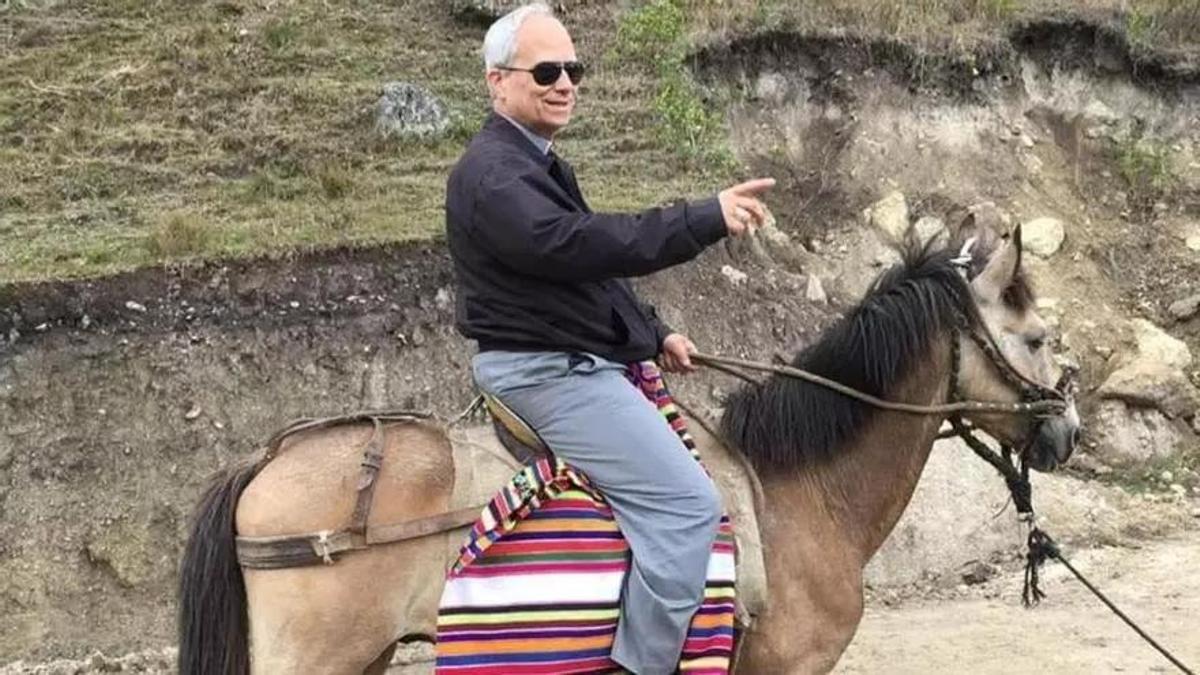 El papa León XIV, a lomos de un caballo como obispo de Chiclayo, en el Perú.