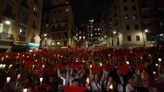 A las 12 de la noche, se han dado por finalizados oficialmente los Sanfermines 2025 con el canto del 'Pobre de Mí'.