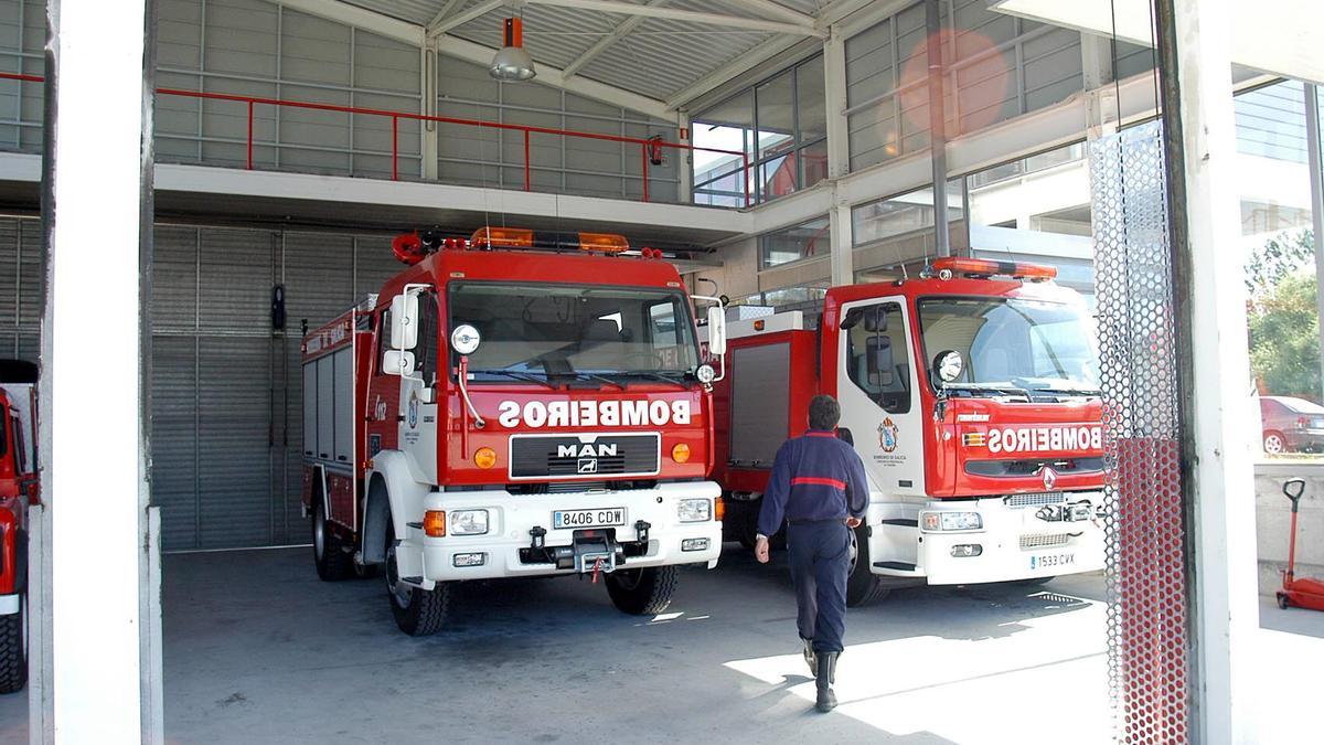 Camiones en el parque de Bomberos de Arteixo.