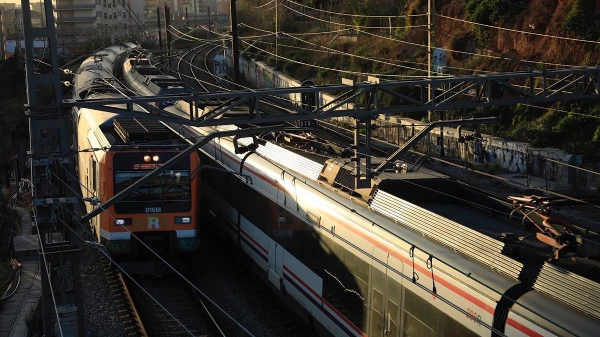 Trenes pasando por las vías que serán cubiertas en L'Hospitalet.